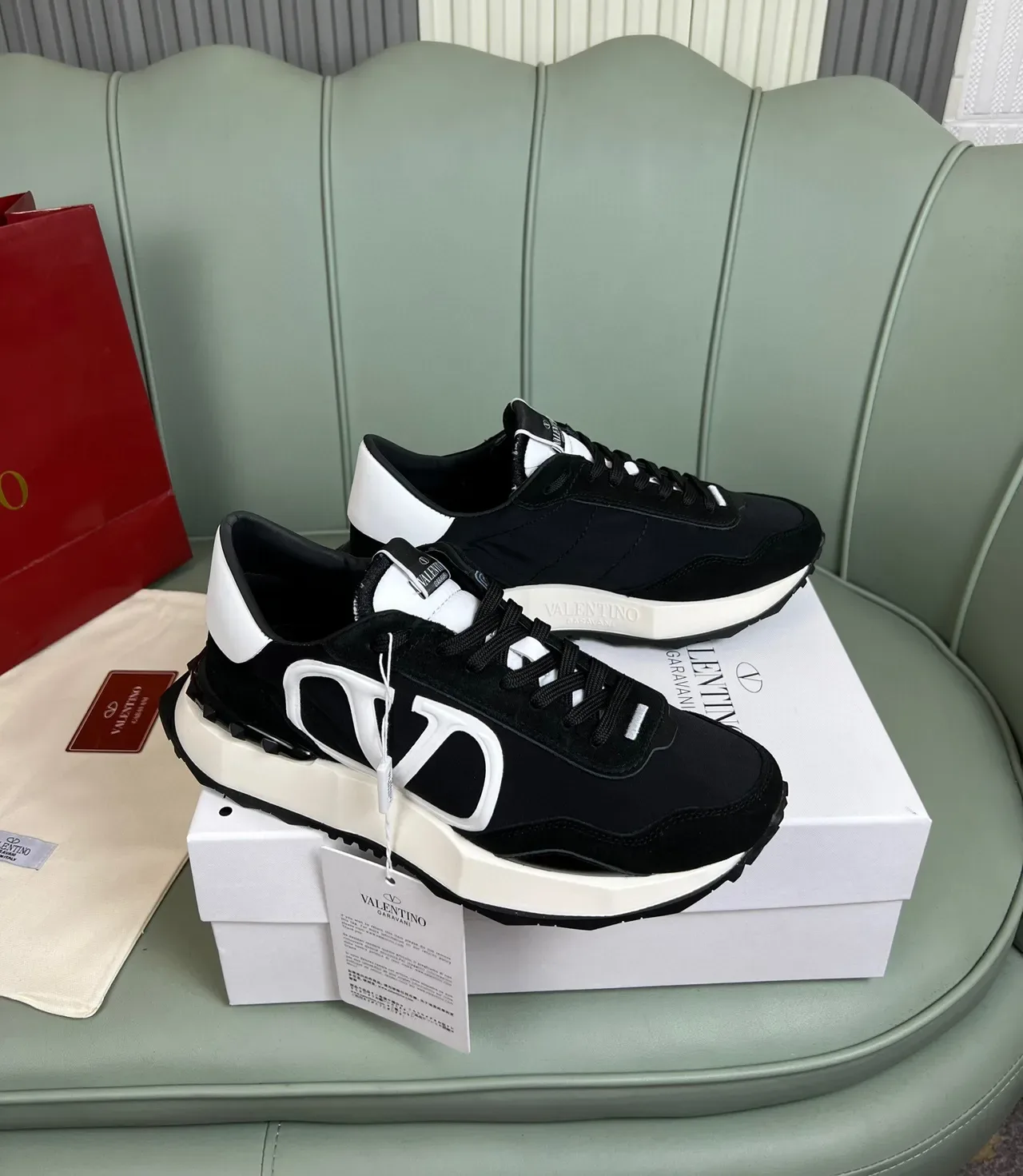 Sneakers Lifestyle Valentino VLTN Runner Noir et Blanc 8
