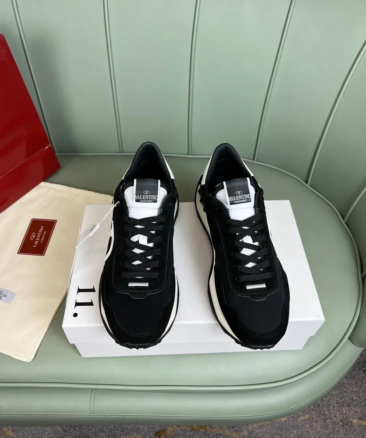 Sneakers Lifestyle Valentino VLTN Runner Noir et Blanc 9