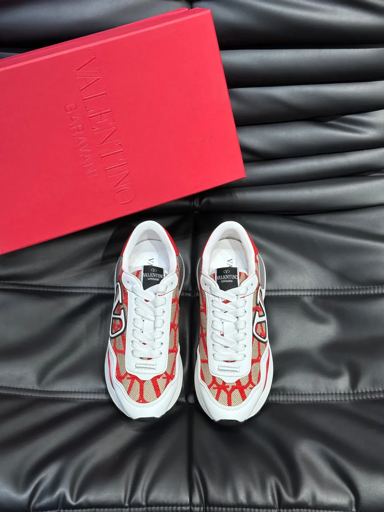Valentino VLTN Runner أحمر أبيض بيج سينيكرز لايف ستايل 2