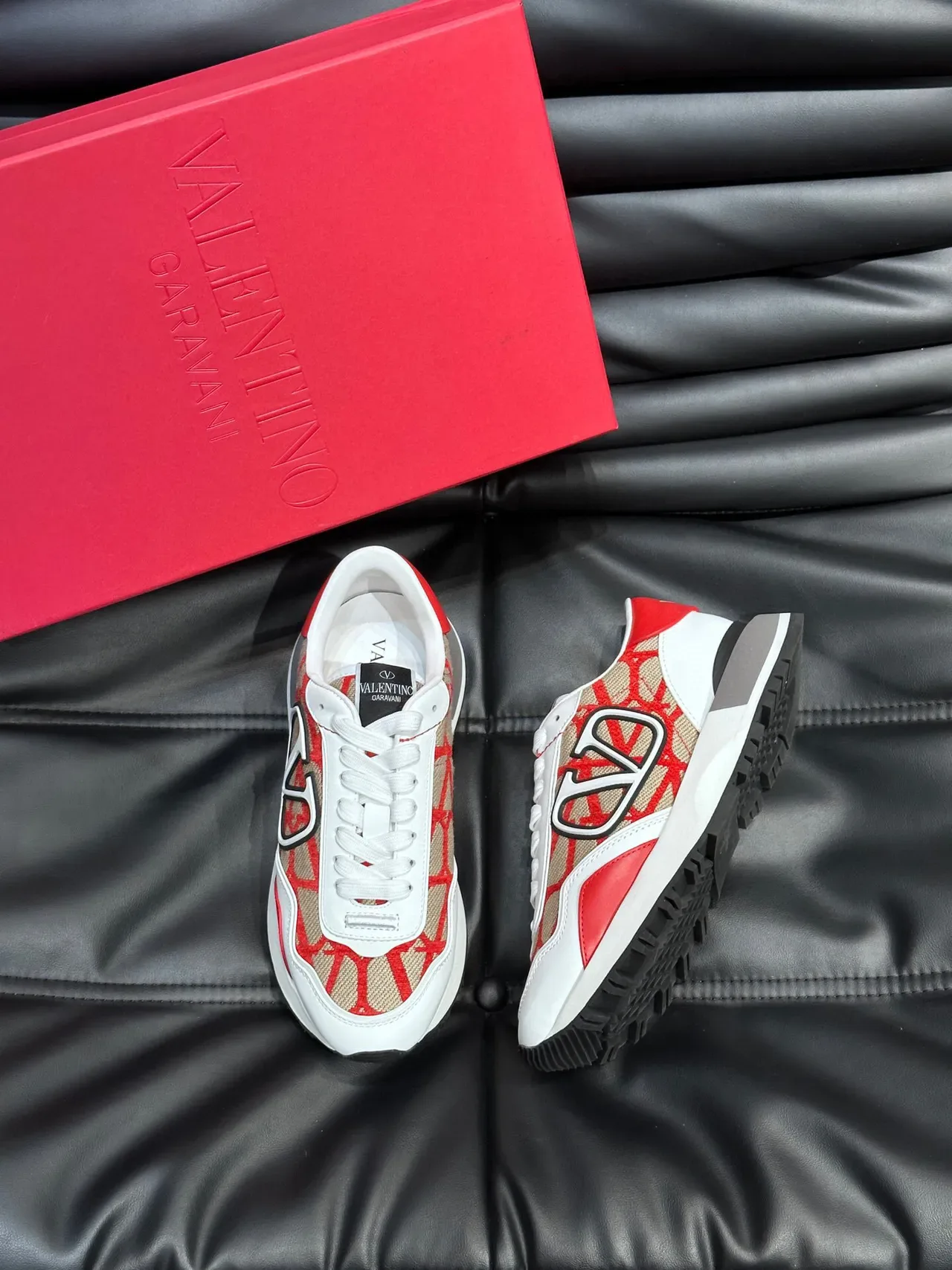 Valentino VLTN Runner أحمر أبيض بيج سينيكرز لايف ستايل 3