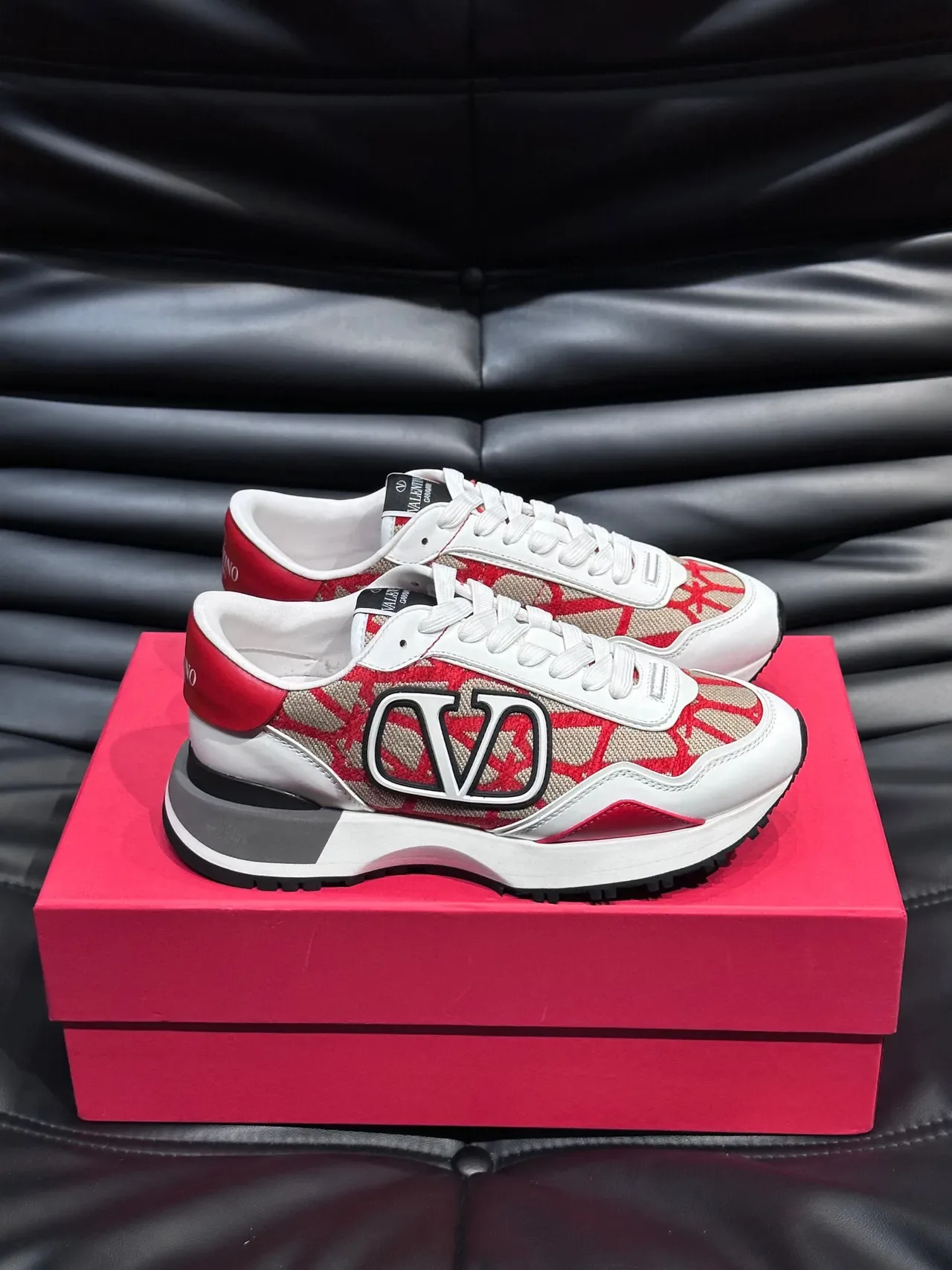 Valentino VLTN Runner أحمر أبيض بيج سينيكرز لايف ستايل 4