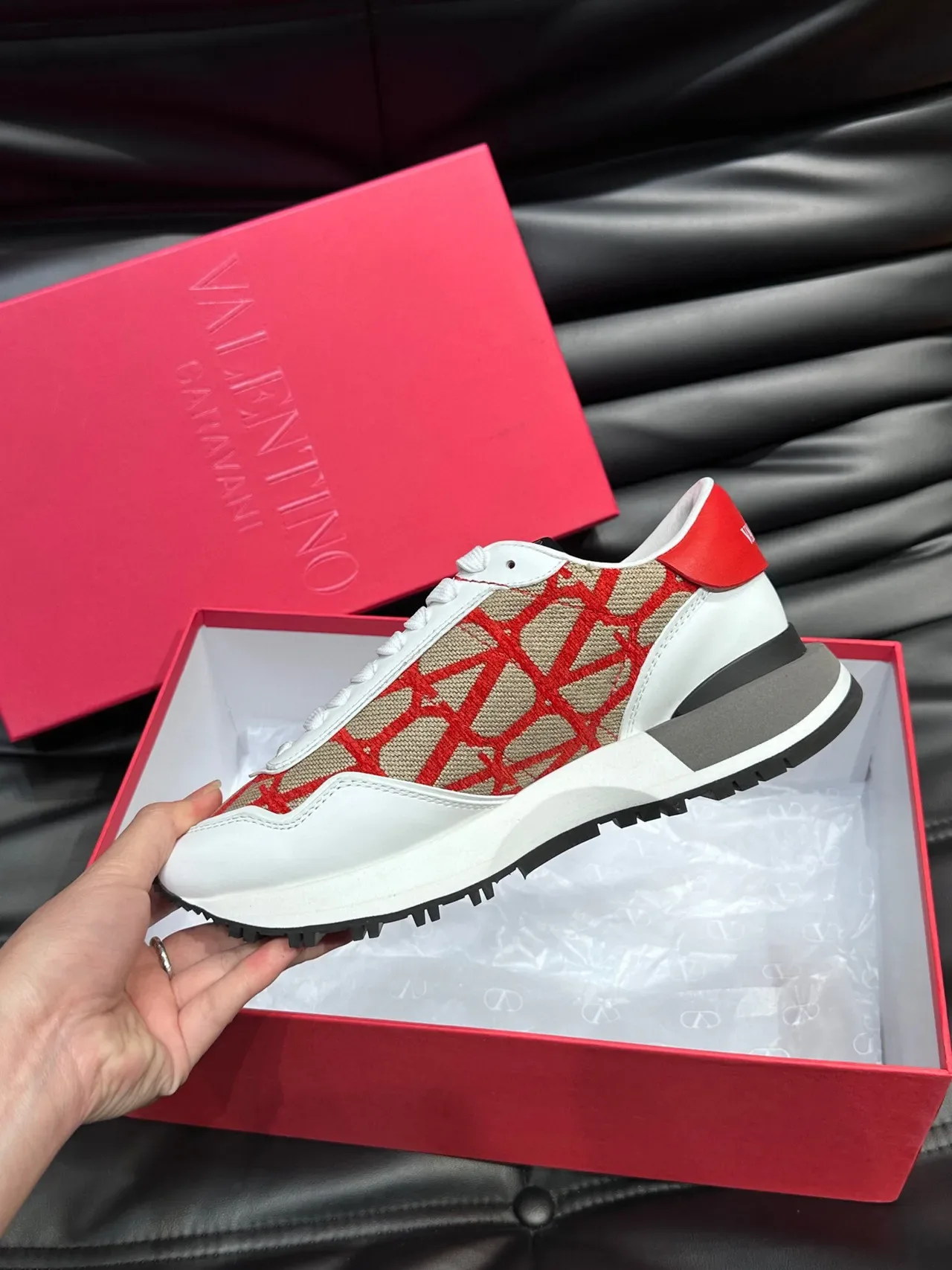 Valentino VLTN Runner أحمر أبيض بيج سينيكرز لايف ستايل 6