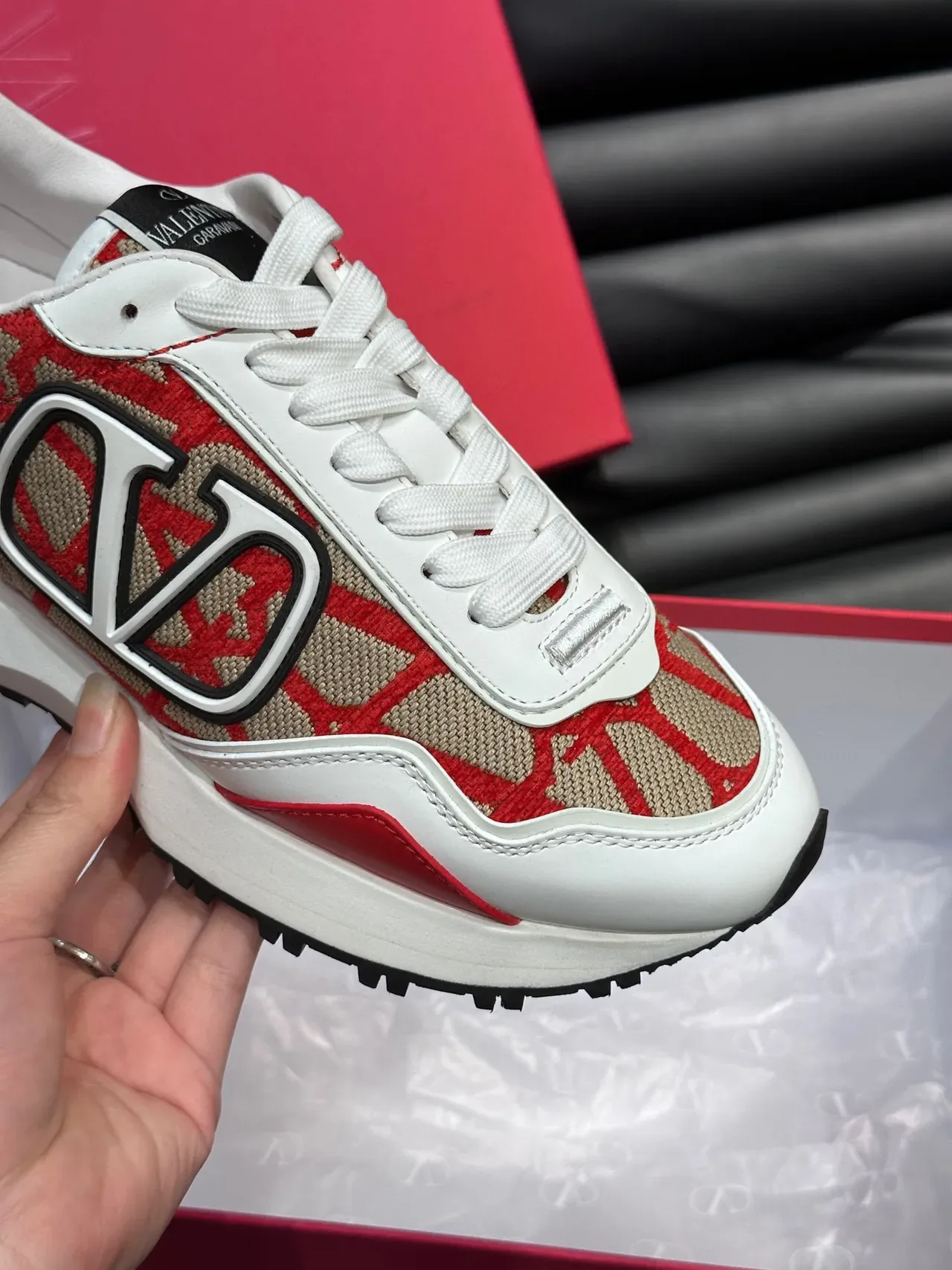 Valentino VLTN Runner أحمر أبيض بيج سينيكرز لايف ستايل 7