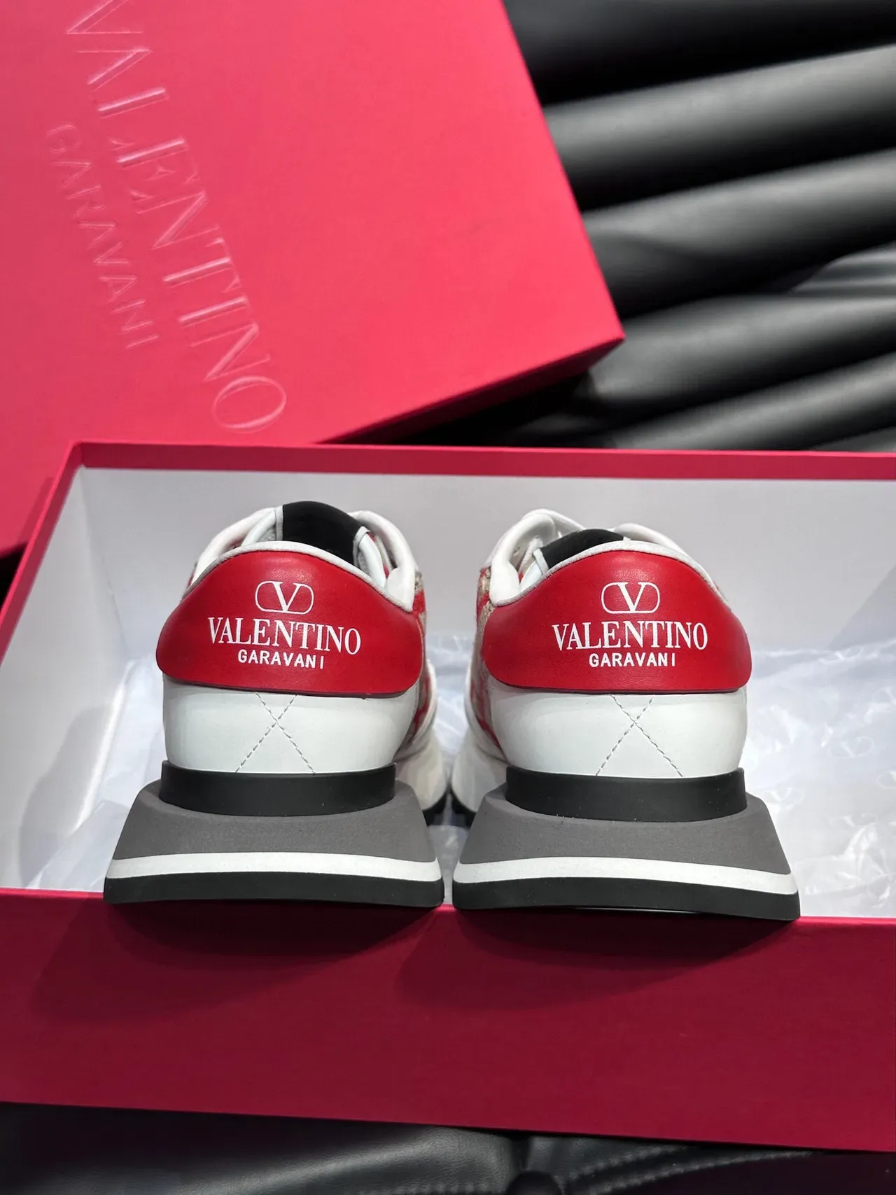 Valentino VLTN Runner أحمر أبيض بيج سينيكرز لايف ستايل 8