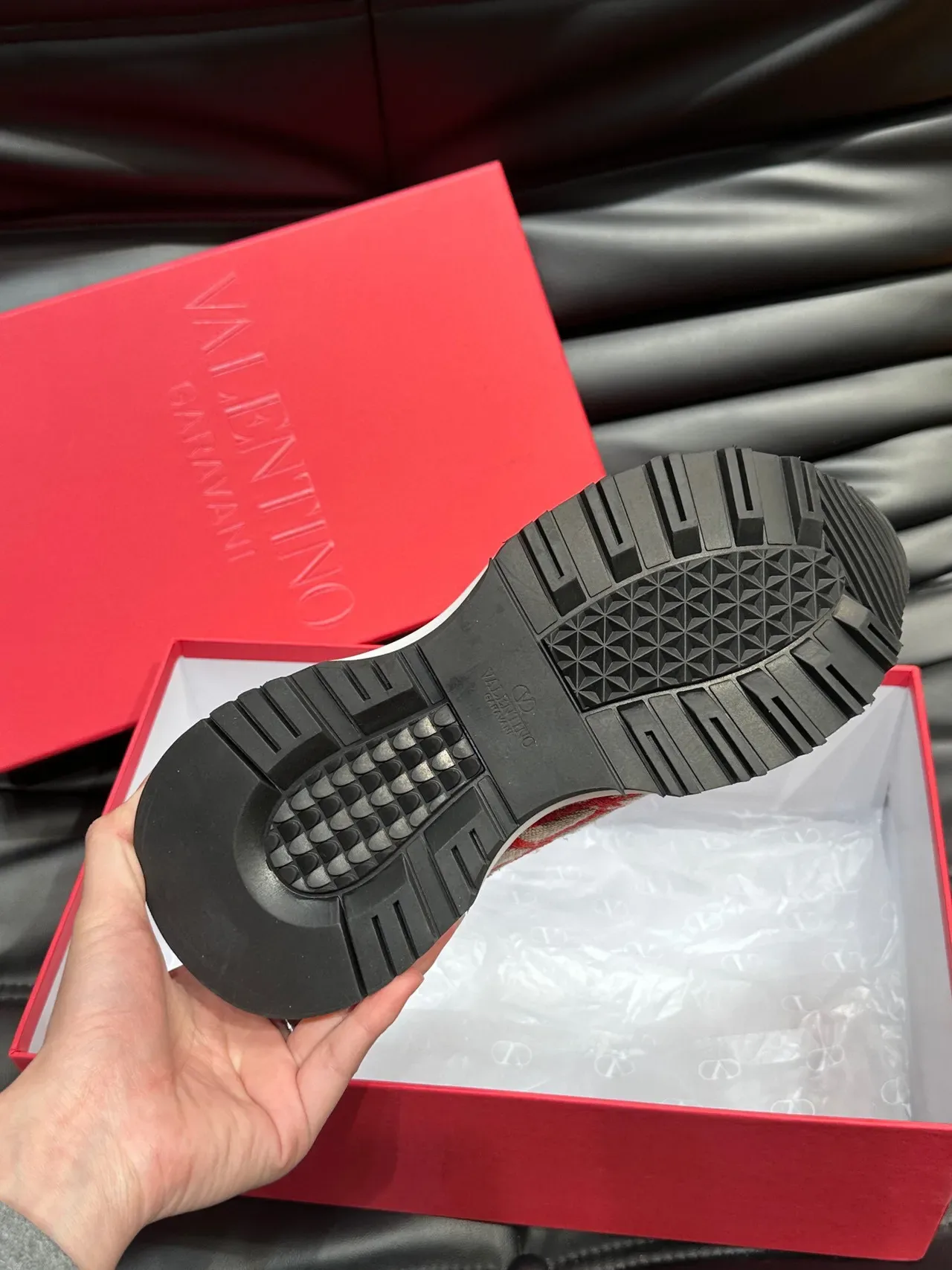 Valentino VLTN Runner أحمر أبيض بيج سينيكرز لايف ستايل 9