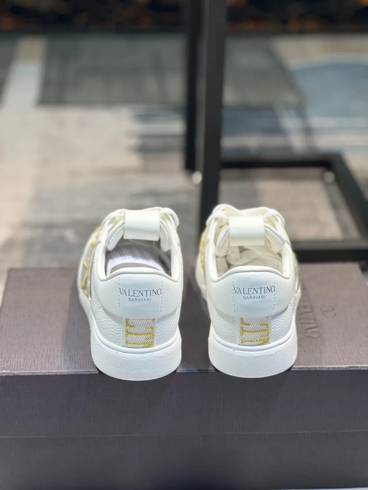 فالنتينو VLTN حذاء رياضي أبيض ذهبي جلد مخطط تفاصيل حزام أحذية رياضية lifestyle 3