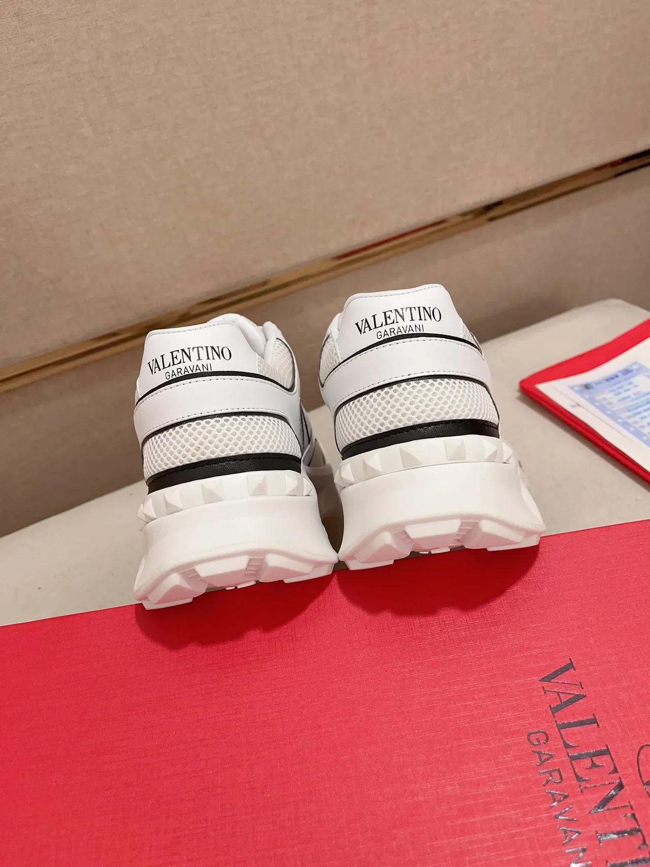 Valentino VLTN أبيض أسود شبكة و جلد علوي تراكب الشعار أحذية أسلوب الحياة 3