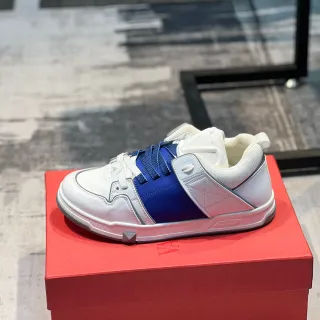 Valentino حذاء أبيض أزرق لوح جانبي مبطن مسامير رأس مثلثة معدنية أحذية أسلوب حياة