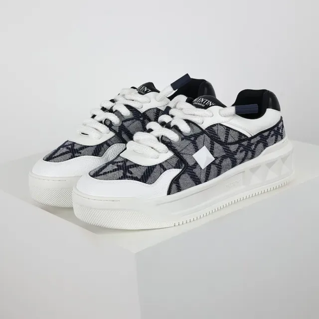 Valentino Chaussures Lifestyle avec Upper Textile Monogramé, Midsole Géométrique Blanc Navy 2