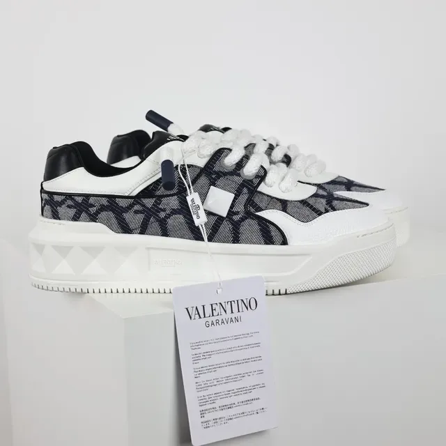 Valentino Chaussures Lifestyle avec Upper Textile Monogramé, Midsole Géométrique Blanc Navy 3