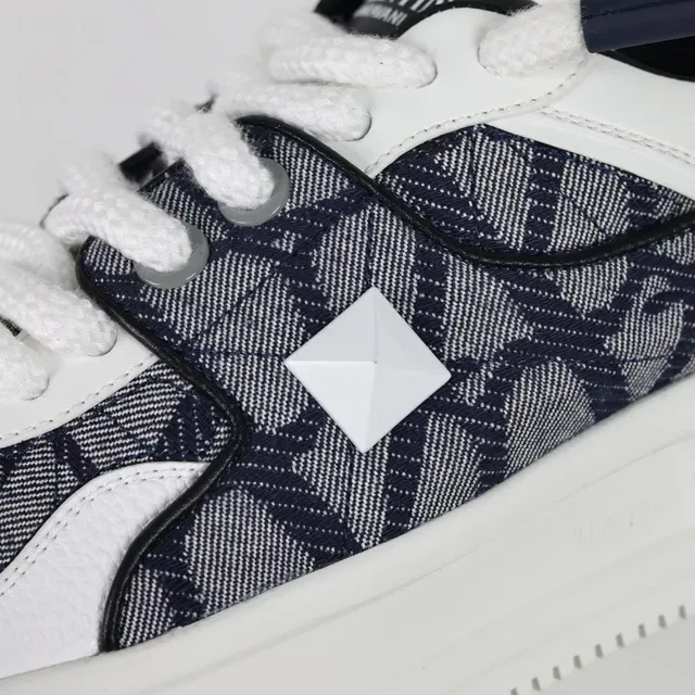 Valentino Chaussures Lifestyle avec Upper Textile Monogramé, Midsole Géométrique Blanc Navy 6