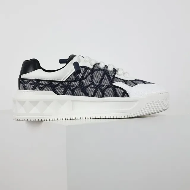 Valentino Chaussures Lifestyle avec Upper Textile Monogramé, Midsole Géométrique Blanc Navy 7