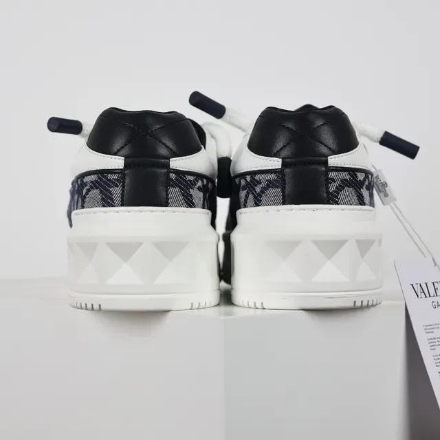 Valentino Chaussures Lifestyle avec Upper Textile Monogramé, Midsole Géométrique Blanc Navy 8