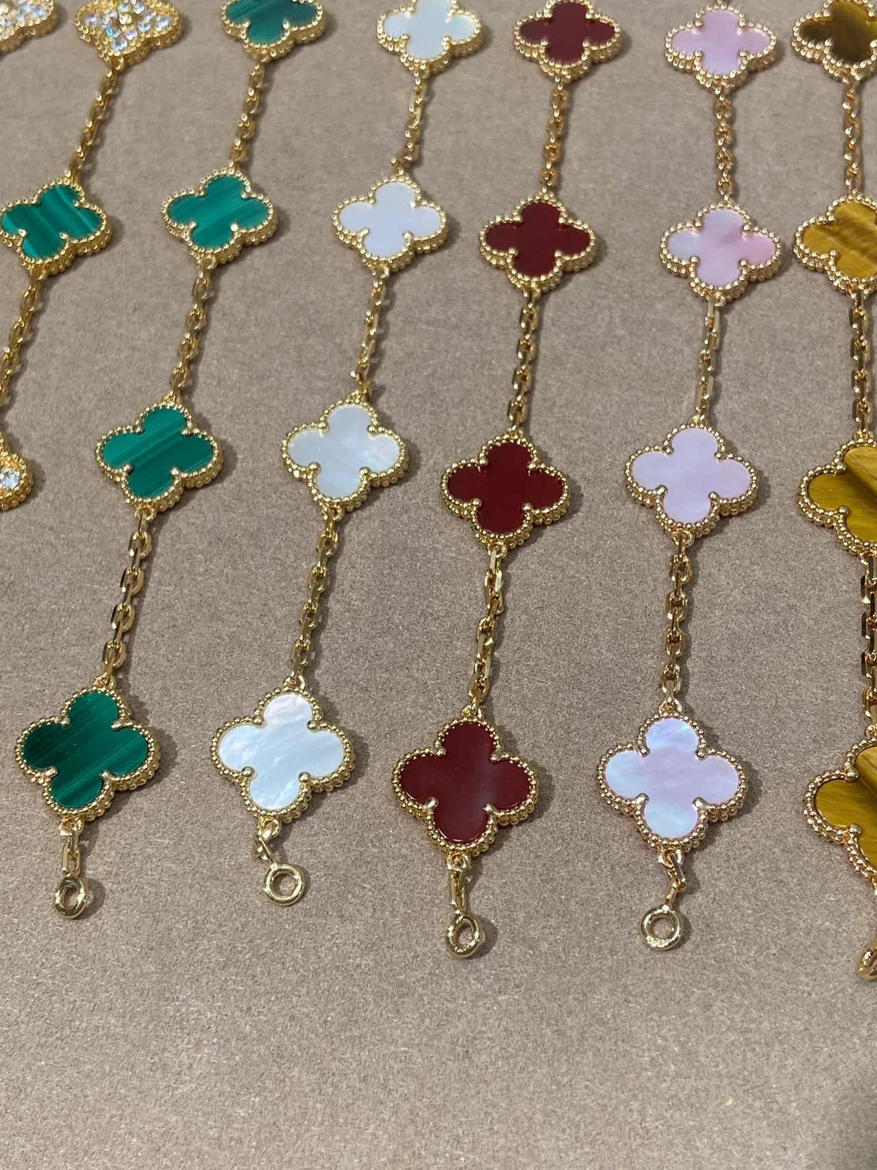 Van Cleef & Arpels Alhambra Bracelets en or de ton avec incrustations de pierres multicolores 4