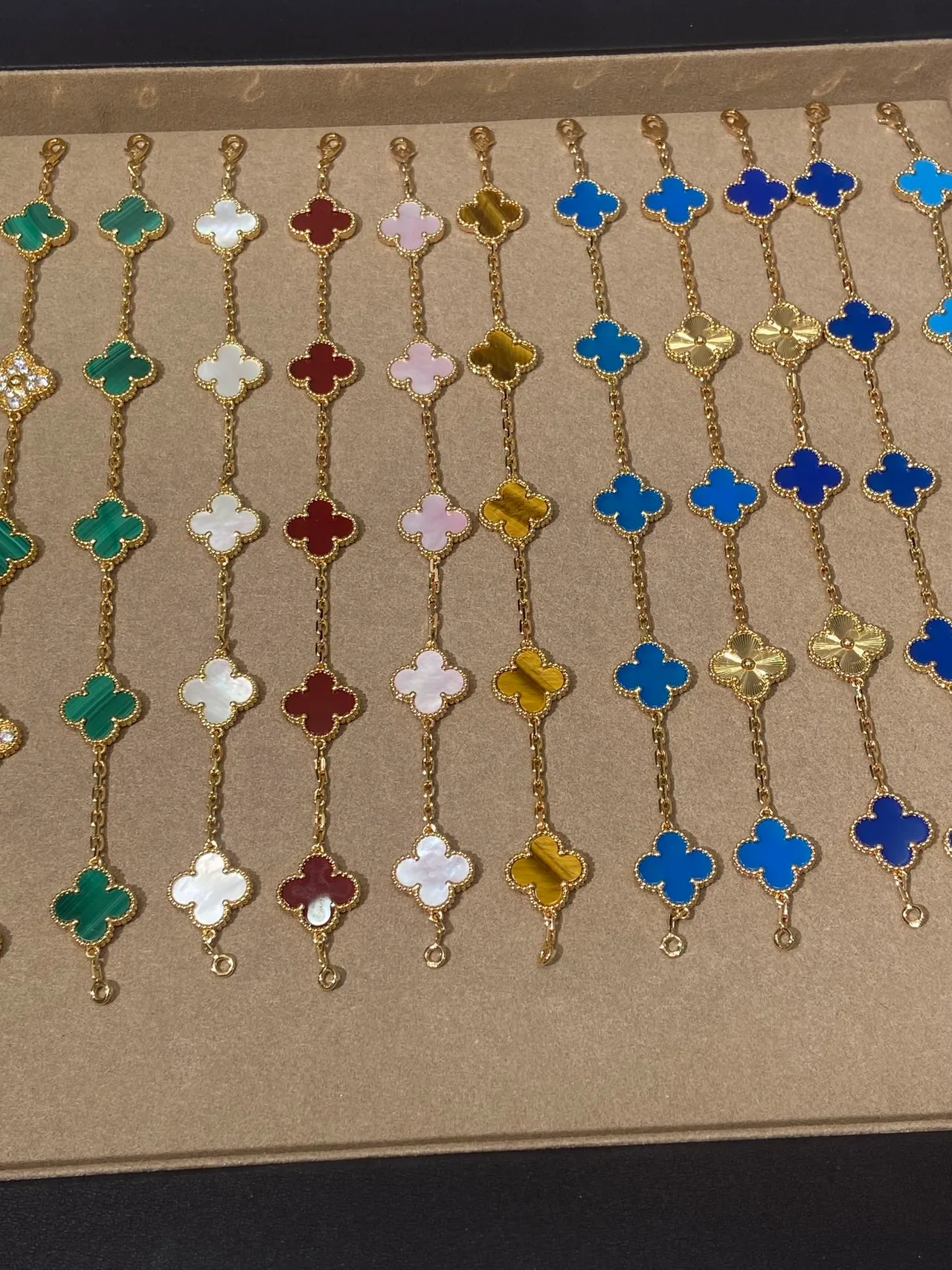 Van Cleef & Arpels Alhambra Bracelets en or de ton avec incrustations de pierres multicolores 6