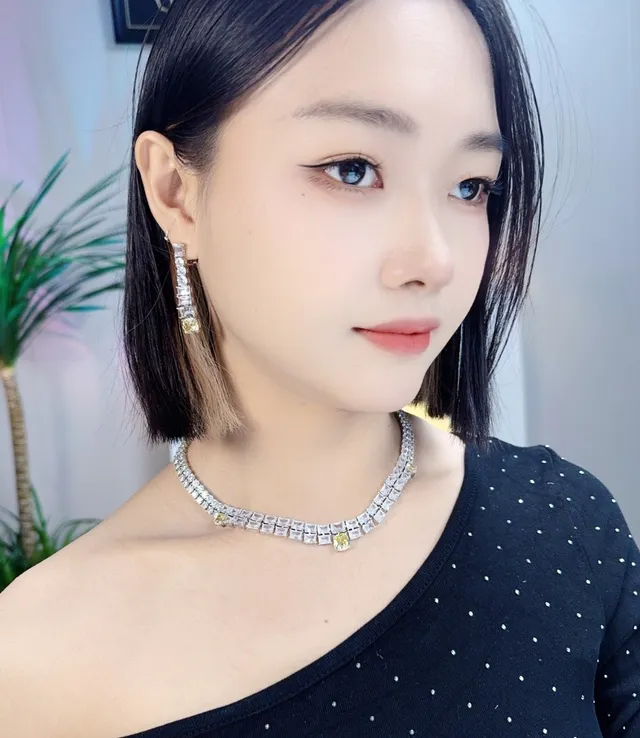 Van Cleef & Arpels أبيض وأصفر شوكر متعدد الصفوف باغيت ودائري بريليانت تركيب قلادة 2