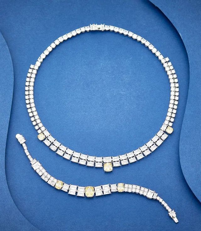 Van Cleef & Arpels أبيض وأصفر شوكر متعدد الصفوف باغيت ودائري بريليانت تركيب قلادة 4
