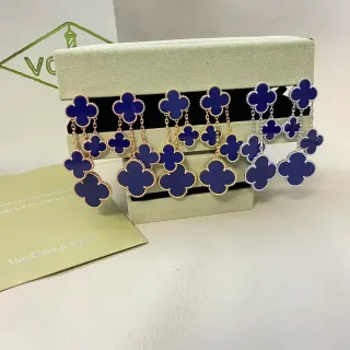 Van Cleef & Arpels Alhambra أقراط معلقة بمينا زرقاء وتريفل أربع أوراق