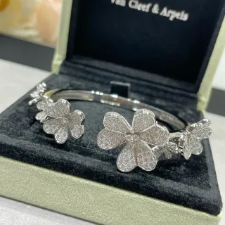 Van Cleef & Arpels سوار زهور بانسيه ملهم من الألهامبرا