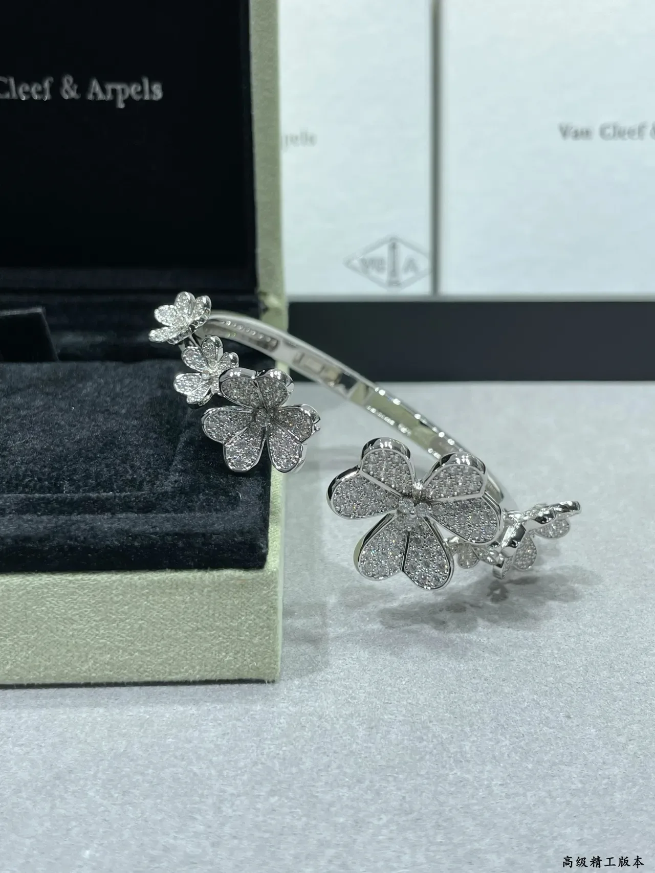 Van Cleef & Arpels سوار زهور بانسيه ملهم من الألهامبرا 3