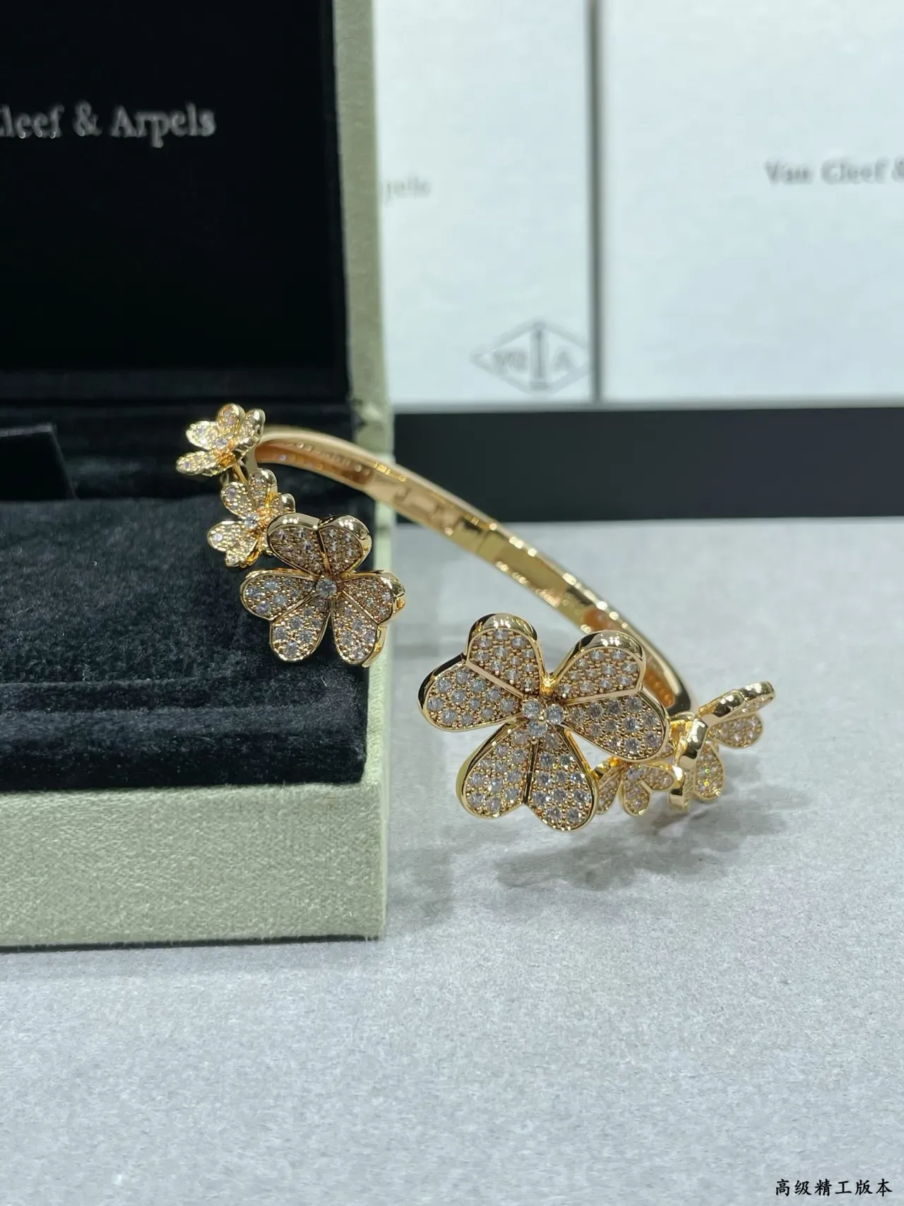 Van Cleef & Arpels سوار زهور بانسيه ملهم من الألهامبرا 4