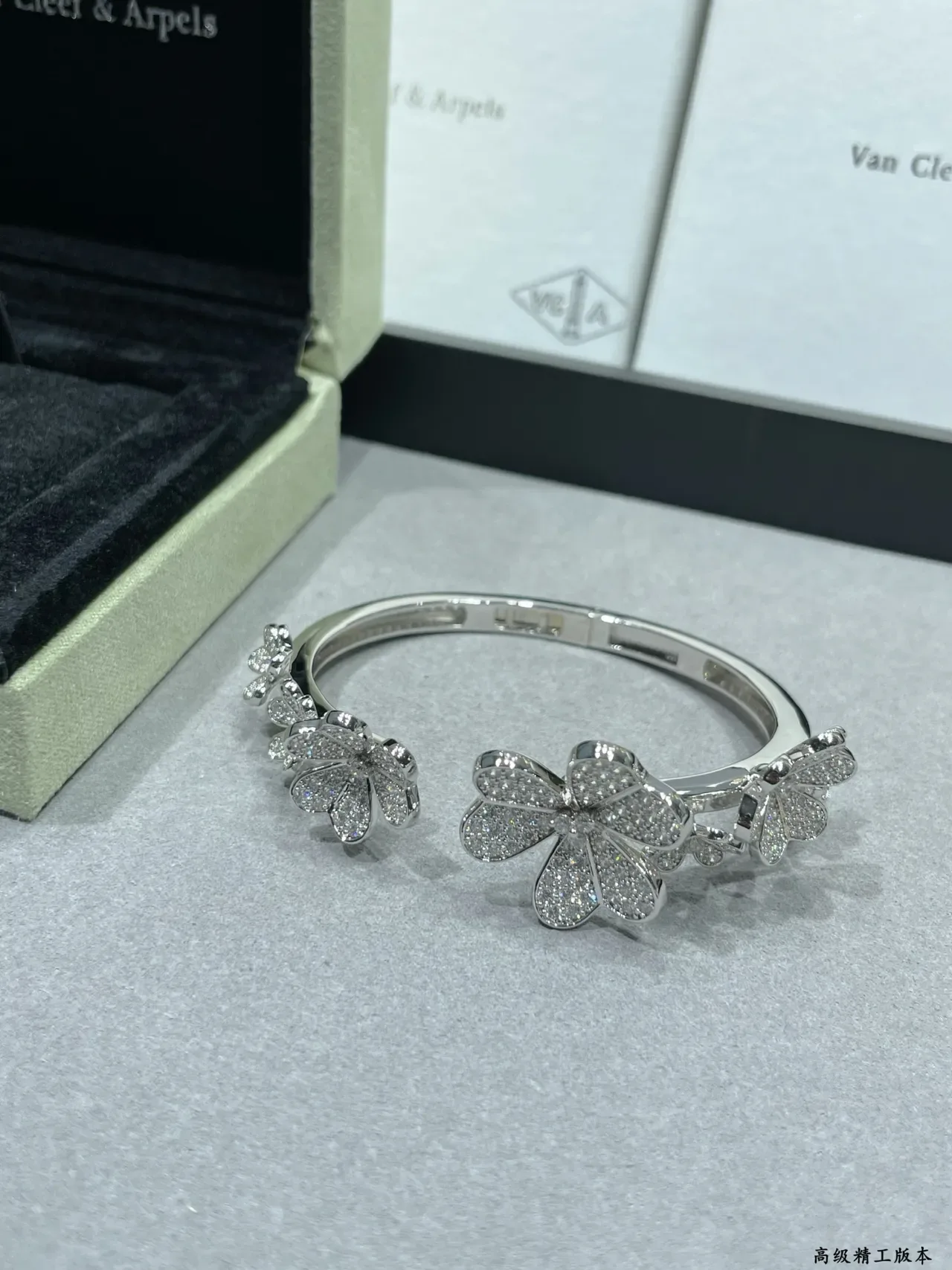 Van Cleef & Arpels سوار زهور بانسيه ملهم من الألهامبرا 5