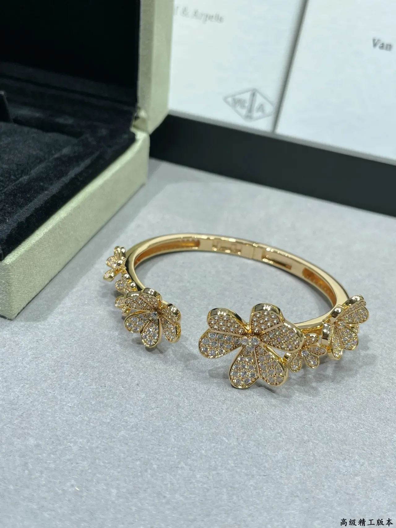 Van Cleef & Arpels سوار زهور بانسيه ملهم من الألهامبرا 6