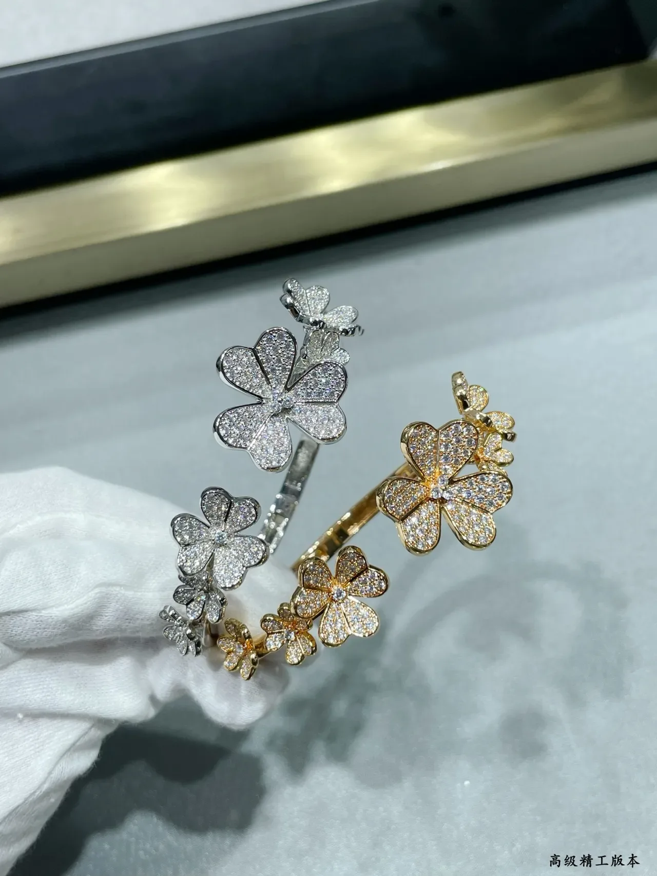 Van Cleef & Arpels سوار زهور بانسيه ملهم من الألهامبرا 8