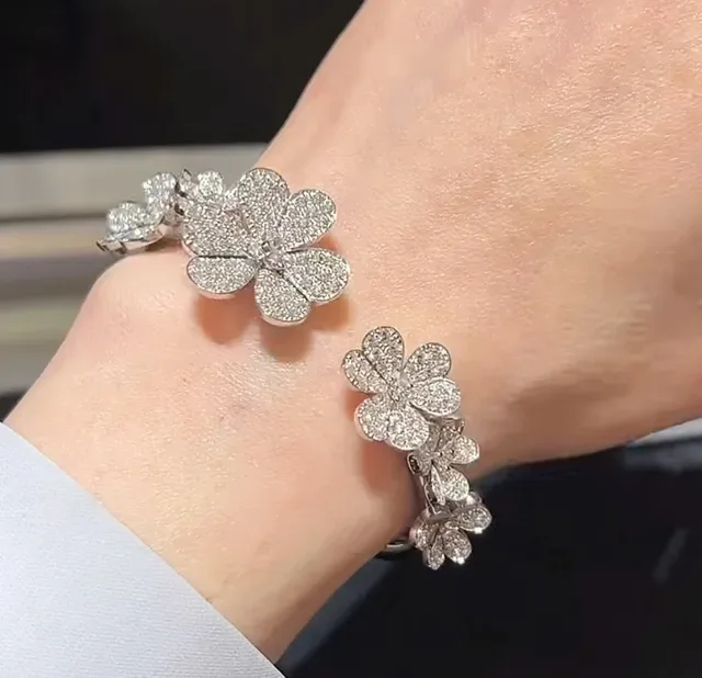 Van Cleef & Arpels سوار زهور بانسيه ملهم من الألهامبرا 9