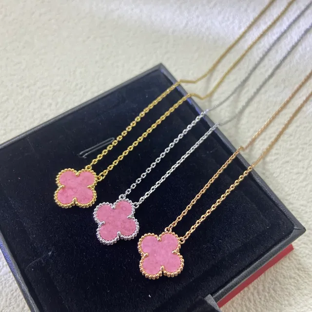 Van Cleef & Arpels Alhambra قلادة حجر وردي شكل رباعي الأوراق 3