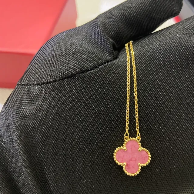 Van Cleef & Arpels Alhambra قلادة حجر وردي شكل رباعي الأوراق 4