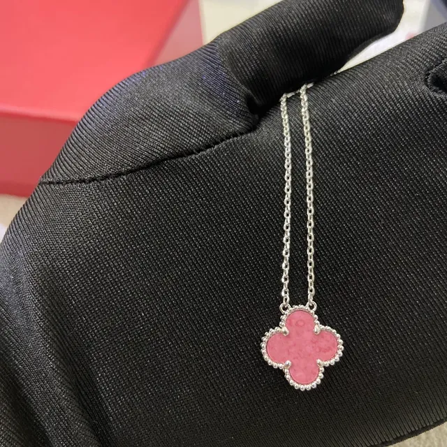 Van Cleef & Arpels Alhambra قلادة حجر وردي شكل رباعي الأوراق 5