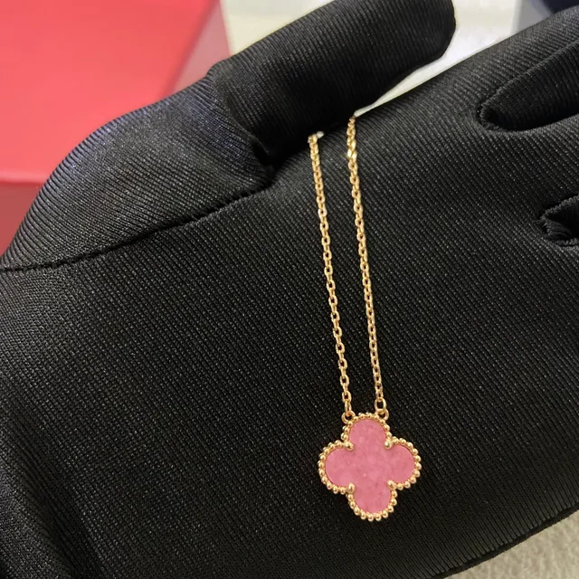 Van Cleef & Arpels Alhambra قلادة حجر وردي شكل رباعي الأوراق 6