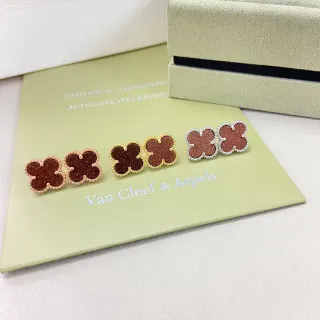 Van Cleef & Arpels أقراط أذن ثلاثية الأوراق لامعة بالمينا مع خرز
