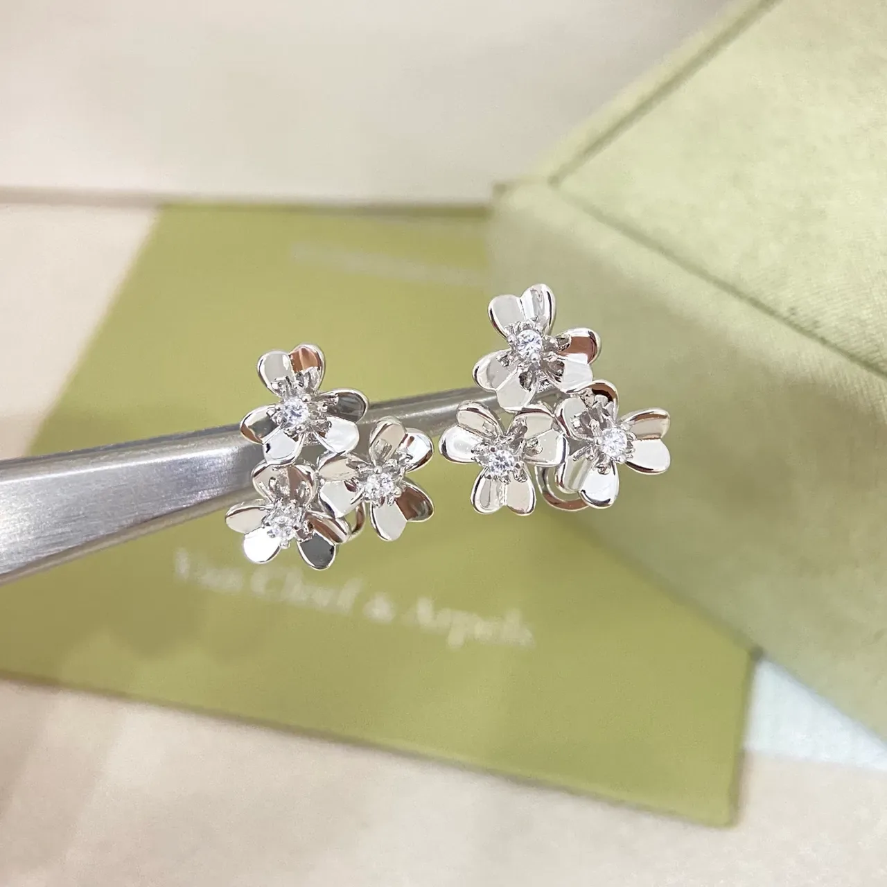 Van Cleef & Arpels सोना चाँदी पुष्प गुच्छ पाँच पंखुड़ी फूल बालियाँ 2