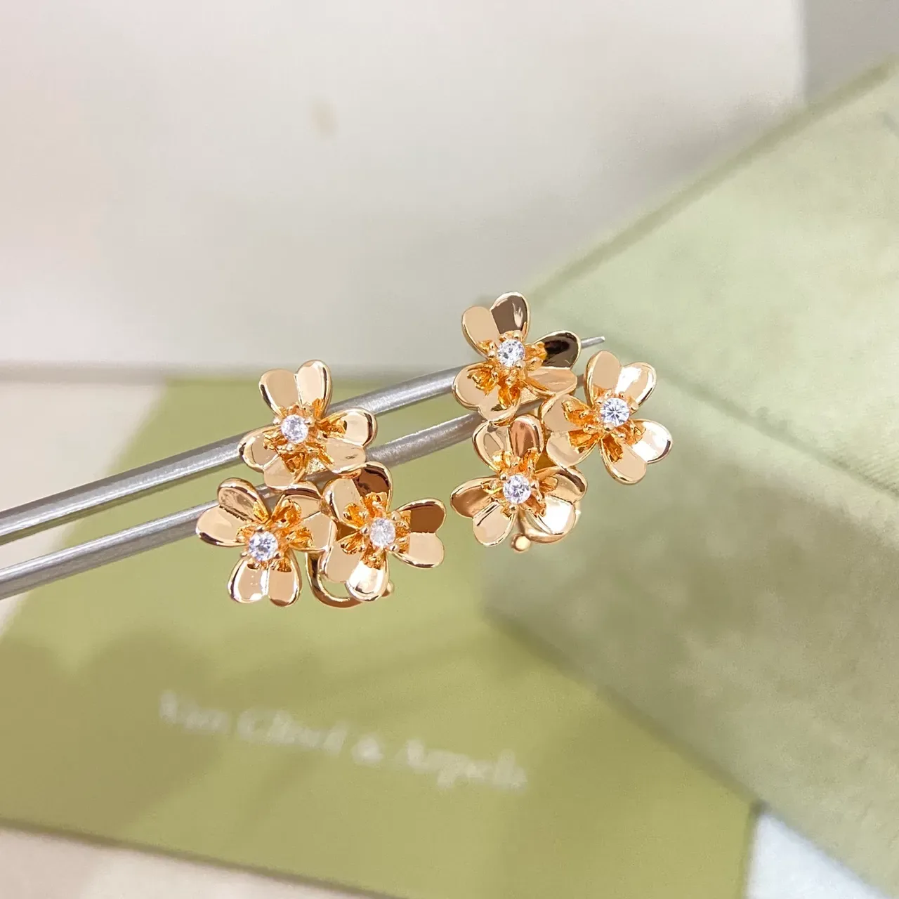Van Cleef & Arpels सोना चाँदी पुष्प गुच्छ पाँच पंखुड़ी फूल बालियाँ 4