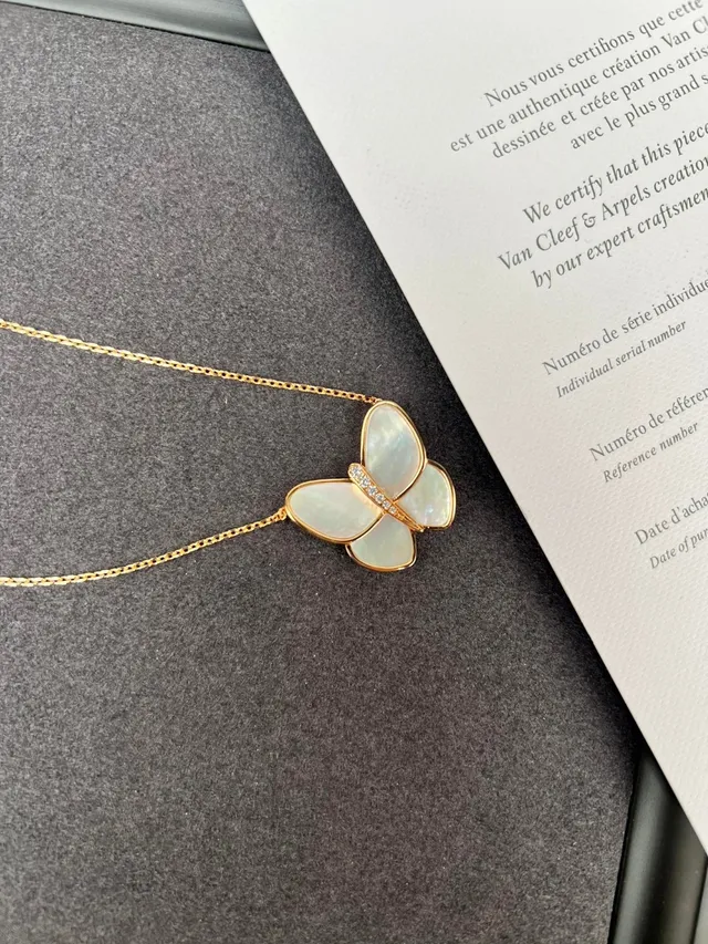 Van Cleef & Arpels Papillon Collier Opale et Diamant 2