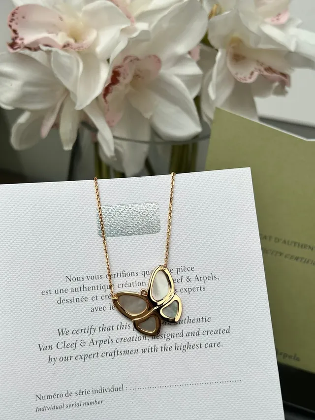 Van Cleef & Arpels Papillon Collier Opale et Diamant 3