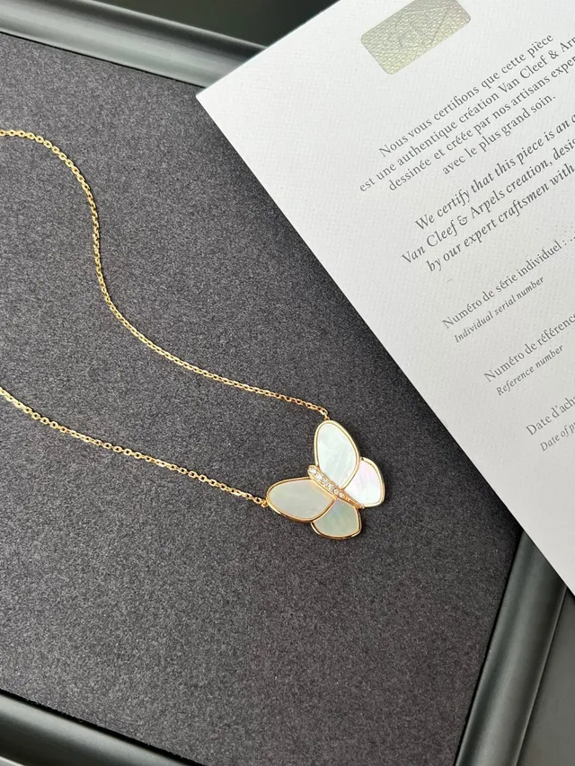Van Cleef & Arpels Papillon Collier Opale et Diamant 6