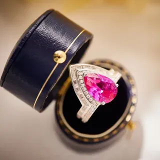 Van Cleef & Arpels خاتم هالو الماسي بحجر وردي شكل اللوز