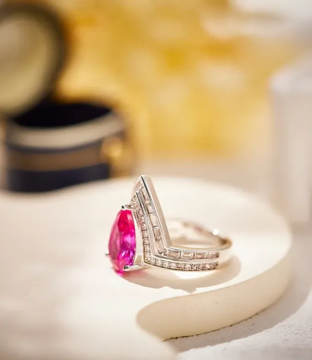 Van Cleef & Arpels Anel Halo de Diamantes com Gemstone Rosa Corte em Forma de Pera 2