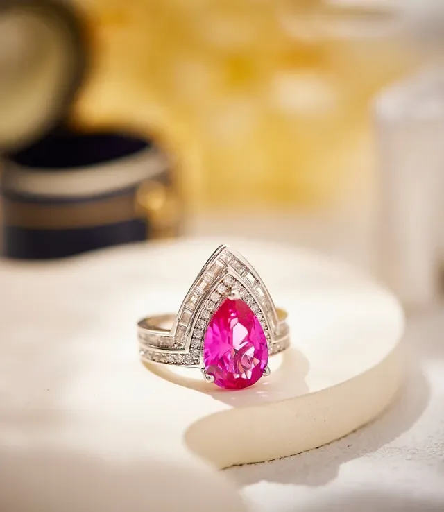 Van Cleef & Arpels Anel Halo de Diamantes com Gemstone Rosa Corte em Forma de Pera 3