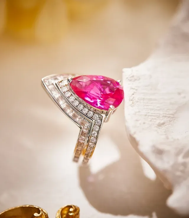 Van Cleef & Arpels Anel Halo de Diamantes com Gemstone Rosa Corte em Forma de Pera 6