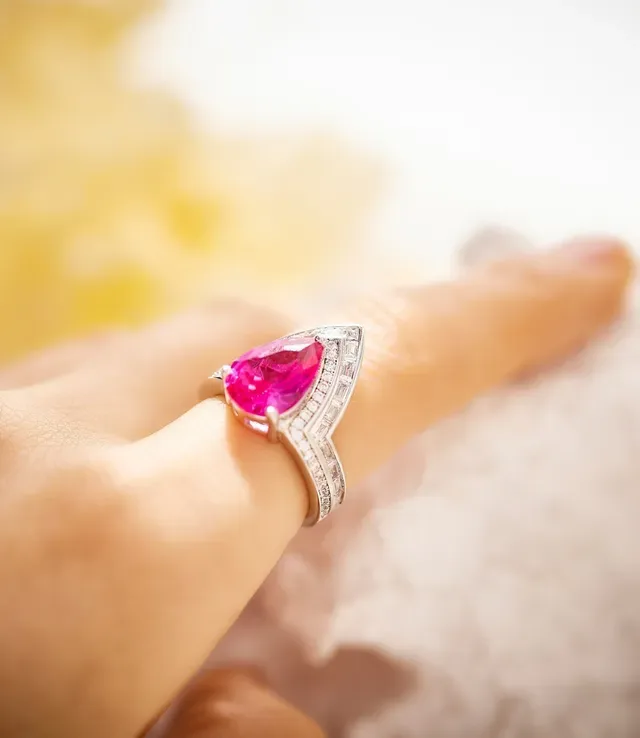 Van Cleef & Arpels Anel Halo de Diamantes com Gemstone Rosa Corte em Forma de Pera 7