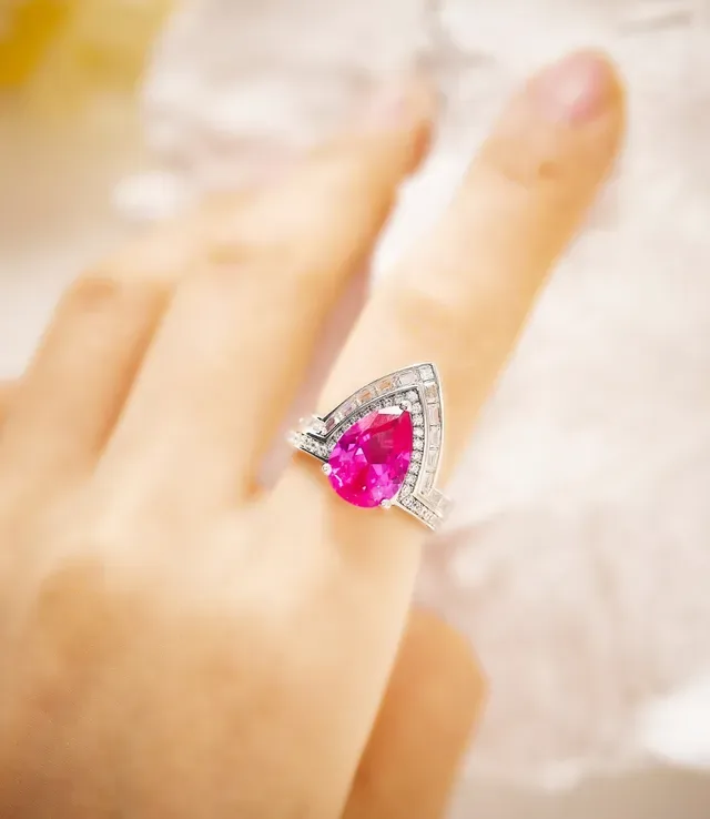Van Cleef & Arpels Anel Halo de Diamantes com Gemstone Rosa Corte em Forma de Pera 8