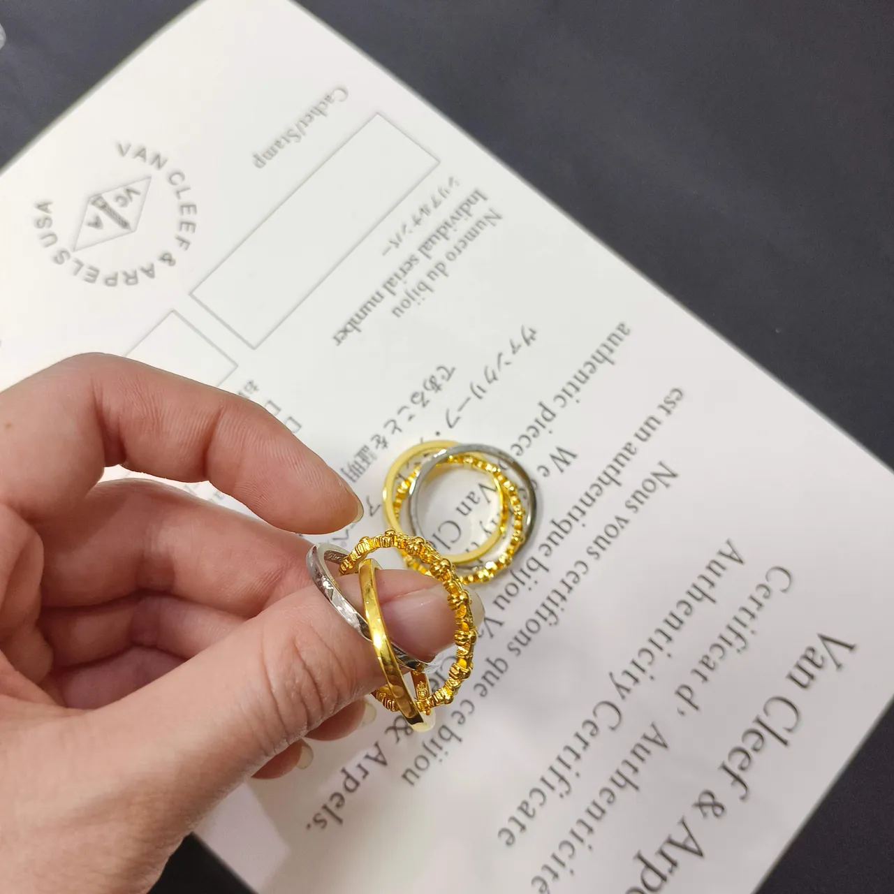 Van Cleef & Arpels Bagues en métal or et blanc bicolores texturées empilées 2