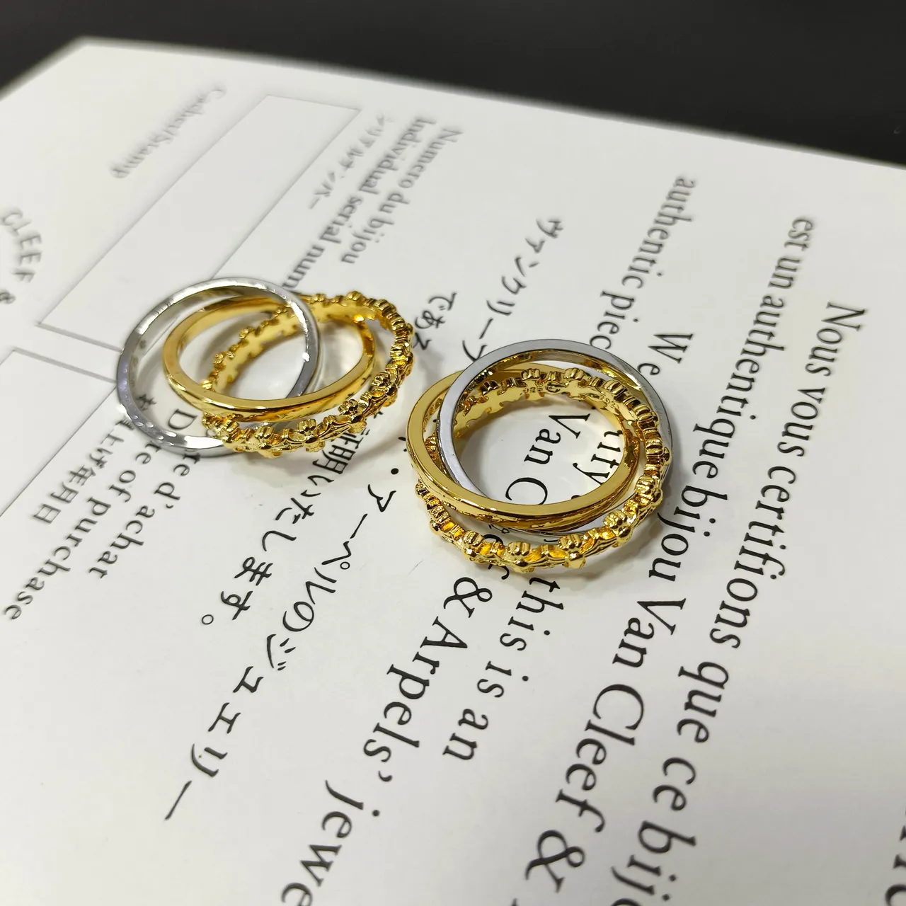 Van Cleef & Arpels Bagues en métal or et blanc bicolores texturées empilées 3
