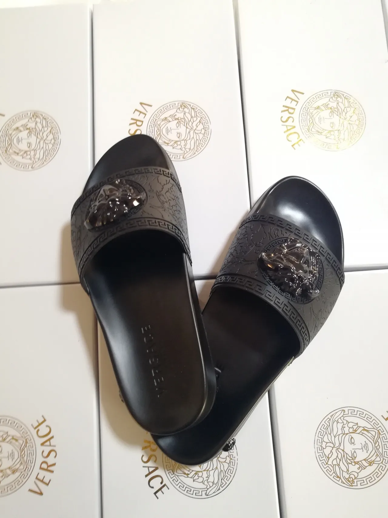 Versace काला सोना मेड्यूसा हेड एप्लिके ग्रीका बॉर्डर पैटर्न स्लिपर्स 5