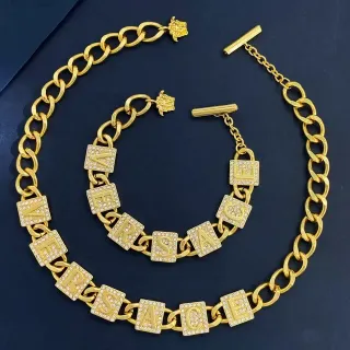 Versace Chain Reaction Cadena Curb Oro y Plata con Charms de Letras Cristalizados