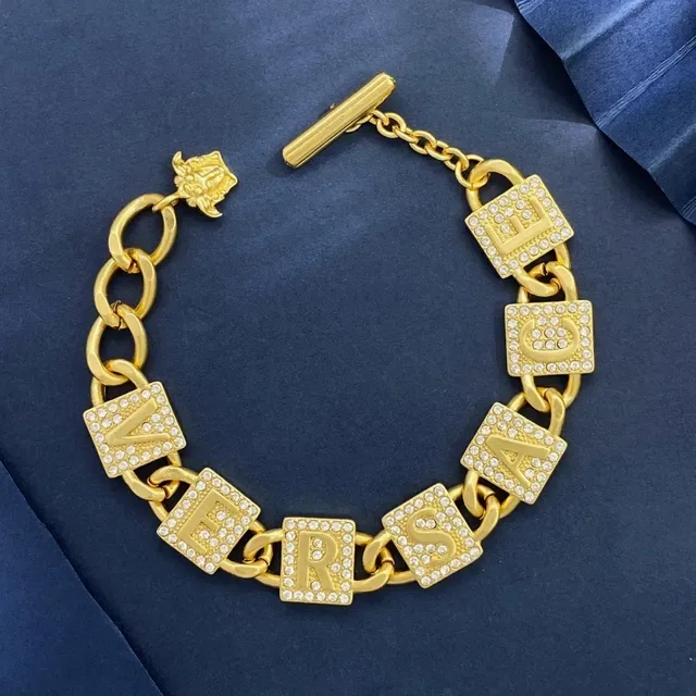Collier Versace Chain Reaction Chaîne Curb Or et Argent avec Charms de Lettres Cristallisés 3